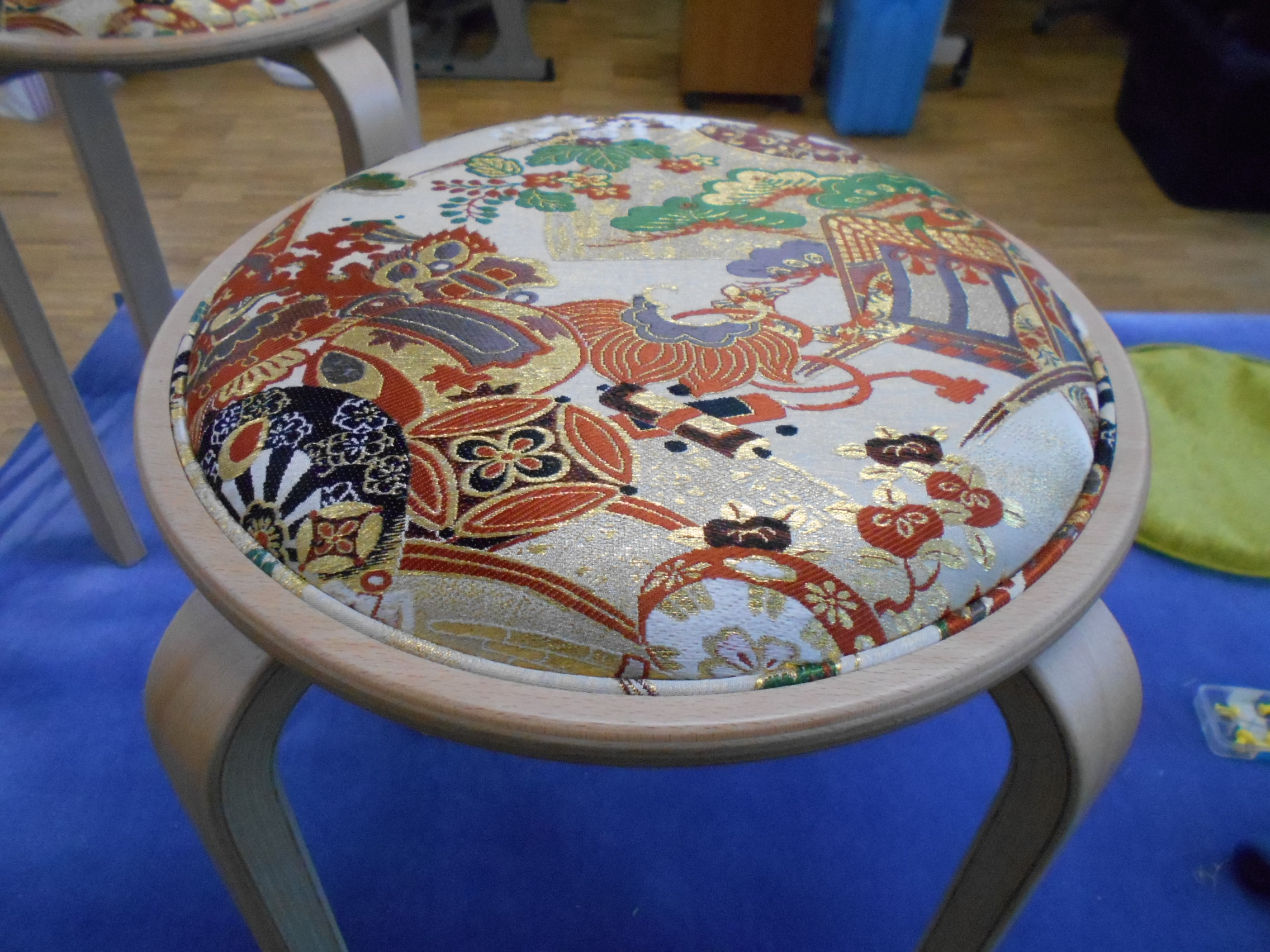 帯活用 お手持ちの帯でスツールを タンスの帯を甦がえらせます